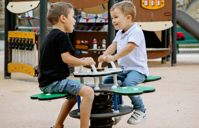 四川滑梯烤漆和喷漆的差别