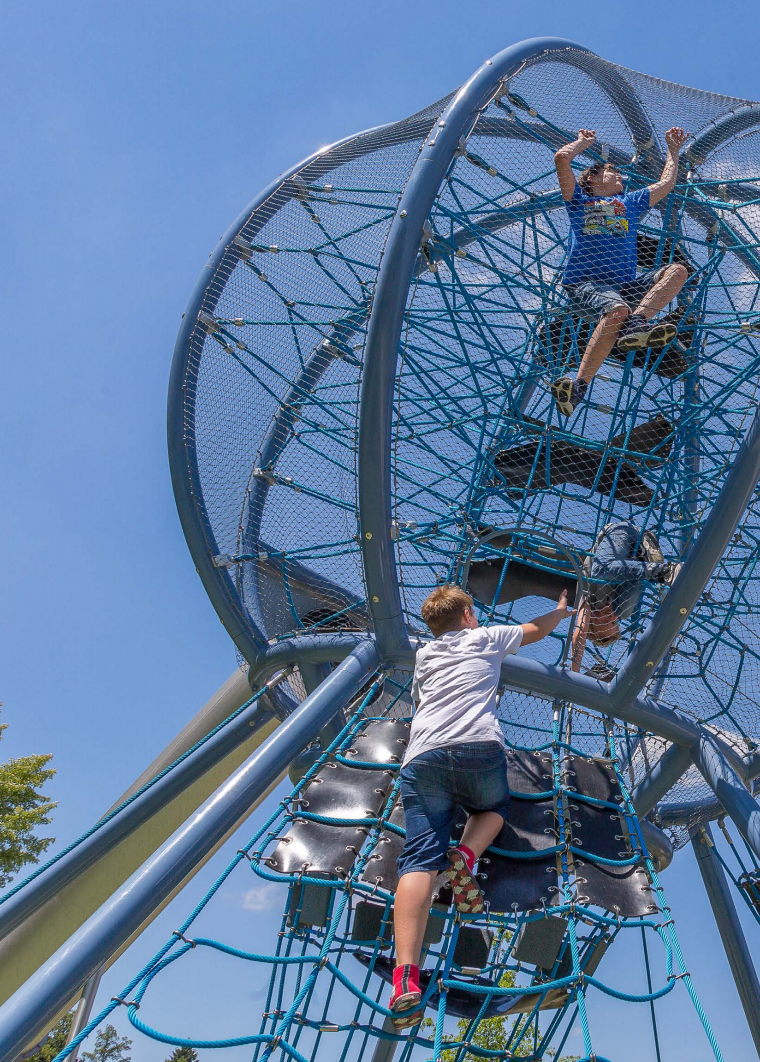 户外儿童四川游乐设施采用哪种材质更好？