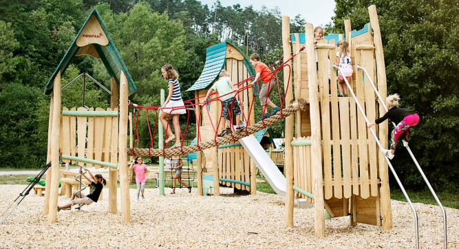 四川飞鲸游乐:如何保养不锈钢滑梯呢?